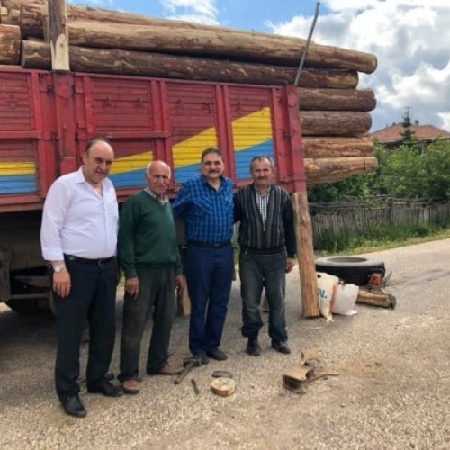 BAŞKANIMIZ, YOL ÜZERİNDE KAMYONUNUN TEKERİ PATLAYAN HEMŞEHRİLERİMİZ İLE ARACINI DURDURARAK İLGİLENDİ...