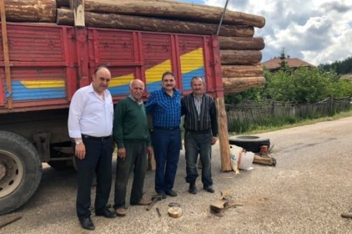 BAŞKANIMIZ, YOL ÜZERİNDE KAMYONUNUN TEKERİ PATLAYAN HEMŞEHRİLERİMİZ İLE ARACINI DURDURARAK İLGİLENDİ...