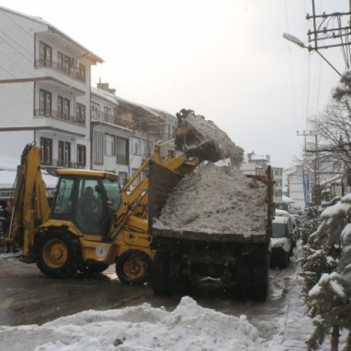 YOĞUN KAR YAĞIŞINA YOĞUN MÜCADELE…