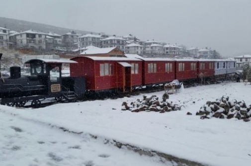 KAR KIŞ DEMEDEN OYUNCAK MÜZESİ İÇİN TREN YAPIMI HIZLA DEVAM EDİYOR…