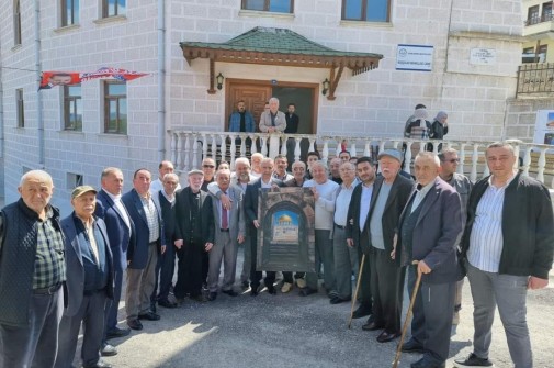 Belediye Başkanımız Adem Ceylan Kuşçular Mahallesi Muhtarı Muammer Yüce'nin vermiş olduğu yemeğe katılarak hemşehrilerimizin bayram sevincini paylaştı.