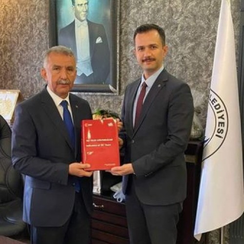 TÜİK Başkan Yardımıcısı Dr. Furkan Metin  beraberindeki bir heyet ile birlikte Belediye Başkanımız Adem Ceylan'a tebrik ziyaretinde bulundu.
