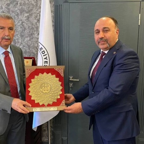 Çamlıdere ilçe Milli Eğitim Müdürü Mustafa Çelenay Belediye Başkanımız Adem Ceylana Hayırlı olsun ziyaretinde bulunarak tebrik etti.