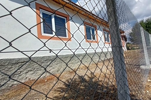 DOYMUŞ KÖYÜMÜZÜN KÖY KONAĞI YEMEKHANESİNİN ETRAFINA TEL ÖRGÜ ÇİT İLE ÇEVRİLMESİ ÇALŞMASINI TAMAMLADIK.