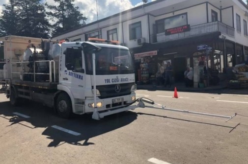 İLÇE MERKEZİNDEKİ ANA YOL ŞERİT ÇİZGİLERİ YENİLEME ÇALIŞMASI YAPILDI...