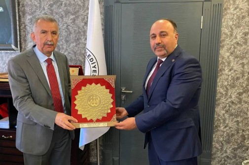 Çamlıdere ilçe Milli Eğitim Müdürü Mustafa Çelenay Belediye Başkanımız Adem Ceylana Hayırlı olsun ziyaretinde bulunarak tebrik etti.