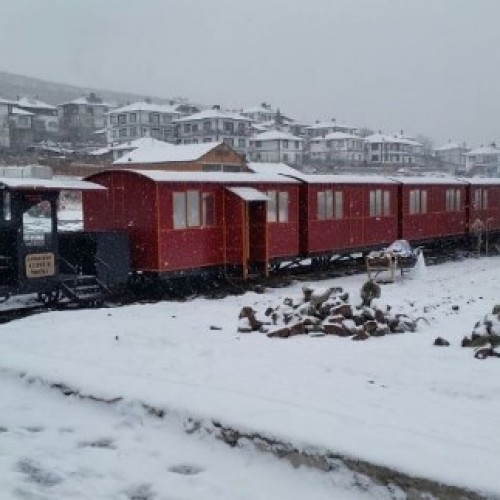 KAR KIŞ DEMEDEN OYUNCAK MÜZESİ İÇİN TREN YAPIMI HIZLA DEVAM EDİYOR…