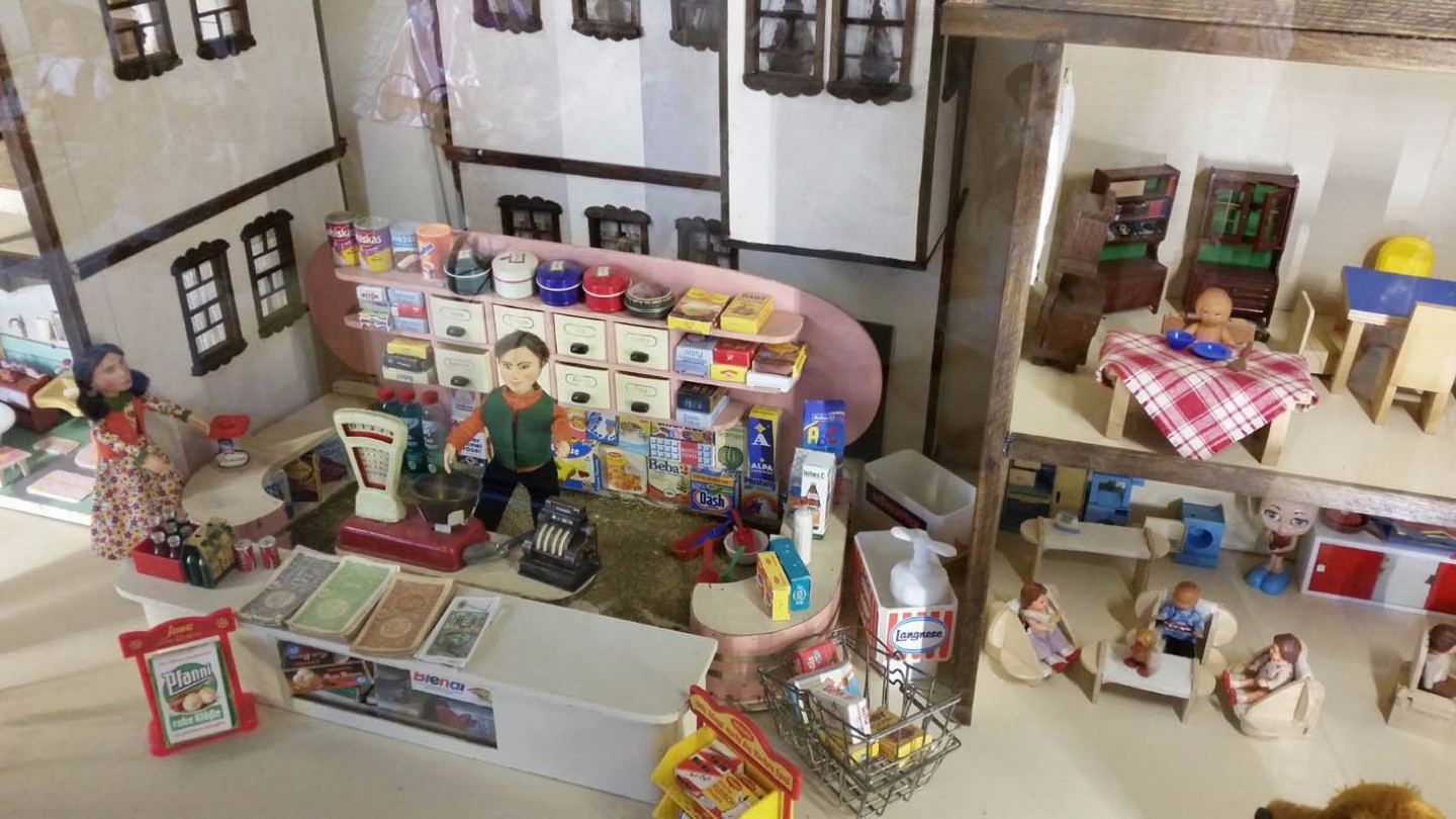 Oyuncak vitrinleri – yakın plan